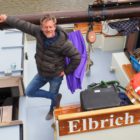 Schipper Eelke Dijkstra van historisch zeilschip Elbrich heeft het weer ouderwets druk