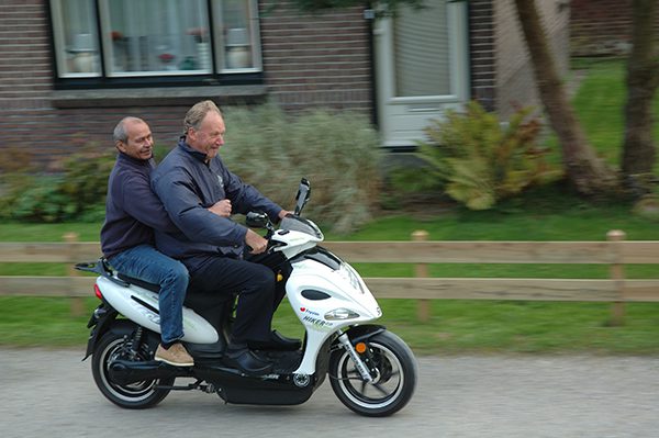 Kees Woudstra als captain van de provinciale elektrische scooter waarmee hij een hulpbehoevende Duitse watersporter vervoerde.