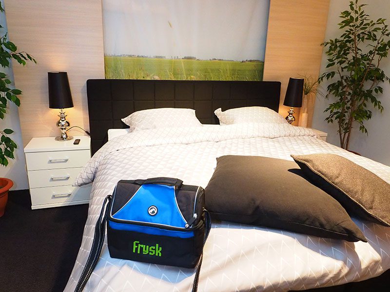 Dit is ook Frysk: “lekker koese” in een bed van AVEK uit Surhuisterveen. Showroom: Home Center, Wolvega (www.homecenter.nl). © Albert Hendriks Friesland Holland Nieuwsdienst