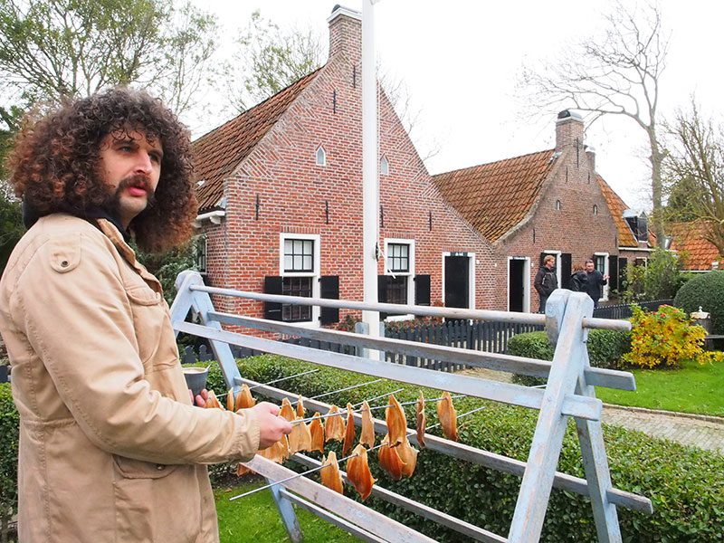 Museumbeheer Jacob Bosma brengt alles in stelling voor een nacht griezelen op ’t Wad van Moddergat. © Albert Hendriks Friesland Holland Nieuwsdienst