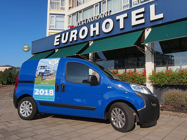 Eén van Friesland Holland’s promotiewagens met reclame voor Leeuwarden Friesland 2018.