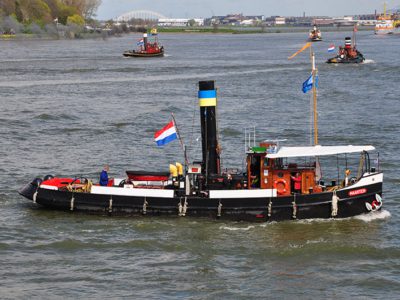 Stoomboot Maarten vaart in juli en september over IJsselmeer naar Woudagemaal