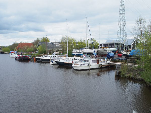 Watersport Twee Provinciën, Yachtcharter Leeuwarden en Sailcharter Friesland zijn gevestigd in de Leeuwarder wijk Zuiderburen. Deze wordt aan de noordzijde begrenst door het Van Harinxmakanaal, ten westen door de Drachtsterweg en ten zuiden door de N 31. De terpdorpen Hempens en Teerns zijn door de wijk ingesloten. De wijk is genoemd naar een voormalig buurtschap ten zuiden van Hempens. De straatnaam Suderbuorren verwijst daar ter plekke nog naar.