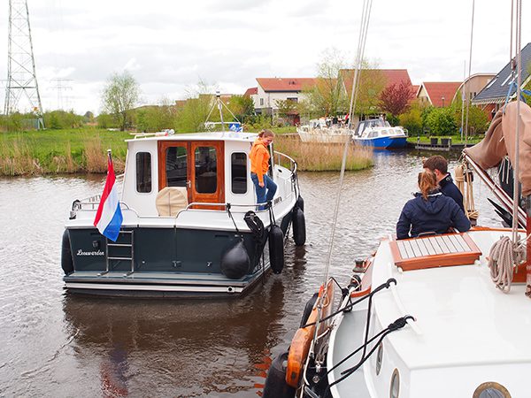 Nog steeds hip, een Simmerskip. Het ontwerp is nauw verbonden met medeontwikkelaar Sytze Kooi die boten met een lage doorvaarthoogte in zijn vloot wilde om huurders de mogelijkheid te bieden nieuwe vaargebieden te verkennen. Zijn vorige bedrijf Yachtcharter Sneek was één van de eerste verhuurondernemingen waarvan de boten ‘Elfstedenproof’ waren.