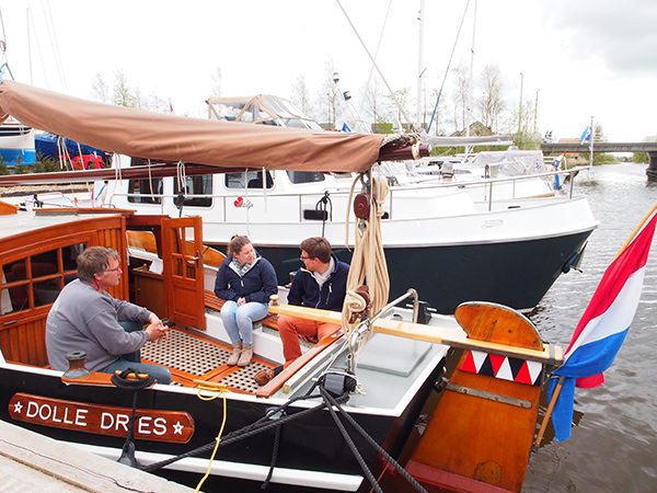 Sytze Kooi (links) ontvangt huurders uit Leeuwarden.