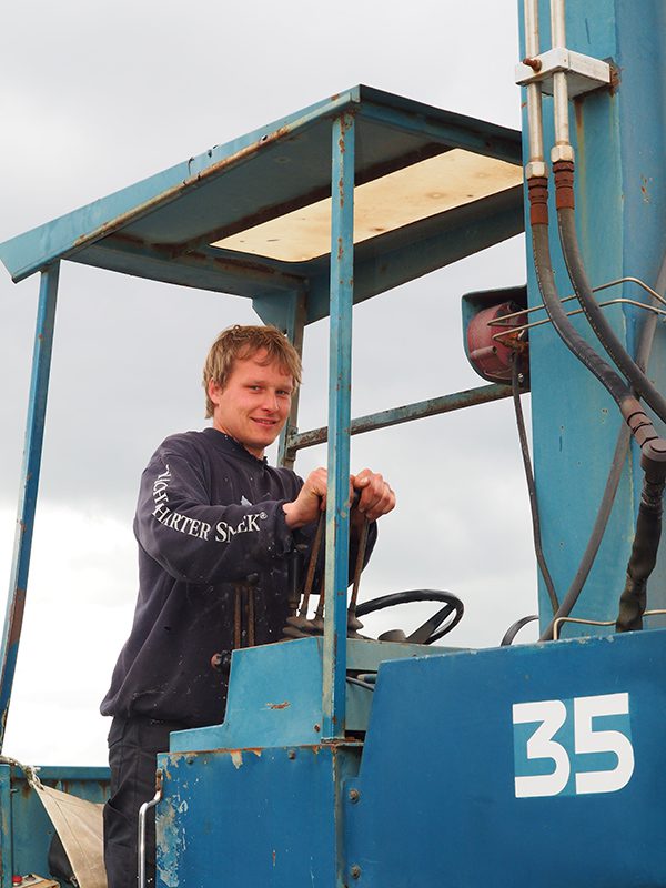 Zoon Sipke (26) speelde een grote rol bij het draaiende houden van het pas overgenomen watersportbedrijf Twee Provinciën, twee jaar geleden, toen vader Sytze uitgeschakeld werd na een bedrijfsongeval.