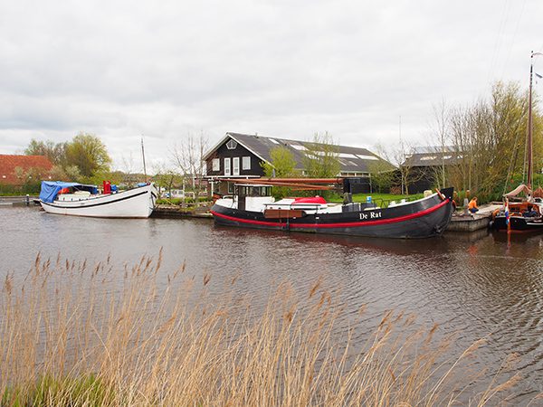 Watersport Twee Provinciën, Yachtcharter Leeuwarden en Sailcharter Friesland zijn gevestigd in de Leeuwarder wijk Zuiderburen. Deze wordt aan de noordzijde begrenst door het Van Harinxmakanaal, ten westen door de Drachtsterweg en ten zuiden door de N 31. De terpdorpen Hempens en Teerns zijn door de wijk ingesloten. De wijk is genoemd naar een voormalig buurtschap ten zuiden van Hempens. De straatnaam Suderbuorren verwijst daar ter plekke nog naar.