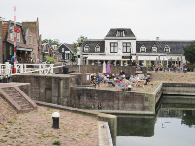 Terras ‘café aan de haven’ van Vader Abraham twistpunt in Friese Hanzestad