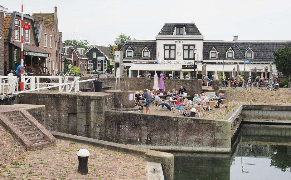 Terras ‘café aan de haven’ van Vader Abraham twistpunt in Friese Hanzestad