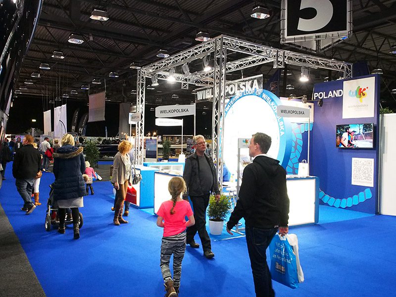 De stand van Wielkopolska staat tegenover de grote stand van Delphia, één van Europa’s grootste bouwers van polyester zeil- en motorjachten. Jurre Jan Muurling van Tornado Sailing in Makkum importeert de jachten. Hij stond ook op Boot Düsseldorf. Tornado Sailing verkoopt en verhuurt Delphia zeiljachten. De Hoek Watersport in Dijken bij Langweer en Van der Veer Yachting in Heeg verhuren Delphia motorjachten. 