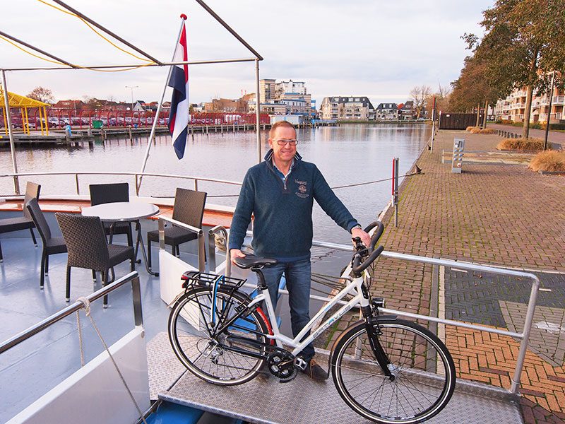 Kapitein Harry van Dijk uit Sneek neemt graag fietsen aan boord.