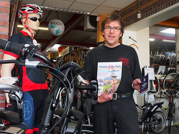 Fietsenmaker Klein Willink in Westendorp (Gelderland) is één van de 200 fietsenhandelaren in België, Duitsland en Nederland die de Friese Elfstedenroute in zijn zaak promoot.