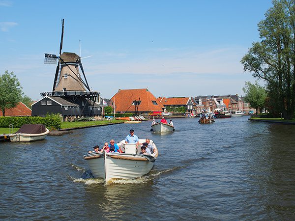 Als het weer meezit stroomt Friesland in no time vol. Op de foto Woudsend op de vaarroute Sneek-Heeg-Woudsend-Sloten (kleinste stadje ter wereld).