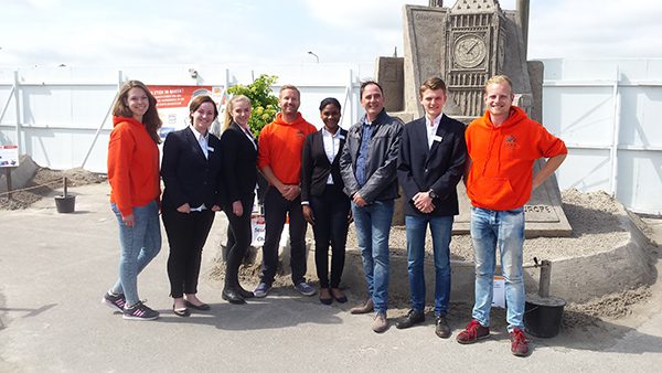 Roberto Schoenmaker van toeristisch informatiecentrum TIP Fryslân in Sneek (bovenste foto, derde van rechts) kreeg van de organisatie van het Zandsculpturenfestival Friesland in Sneek toestemming voor het inrichten van een infocenter (onderste foto). Hij vroeg en kreeg van het bureau voor toerisme Friesland Holland kosteloos een stand met alle gidsen en kaarten. Het infocenter staat de hele zomer in de ontvangsttent met horecavoorzieningen.