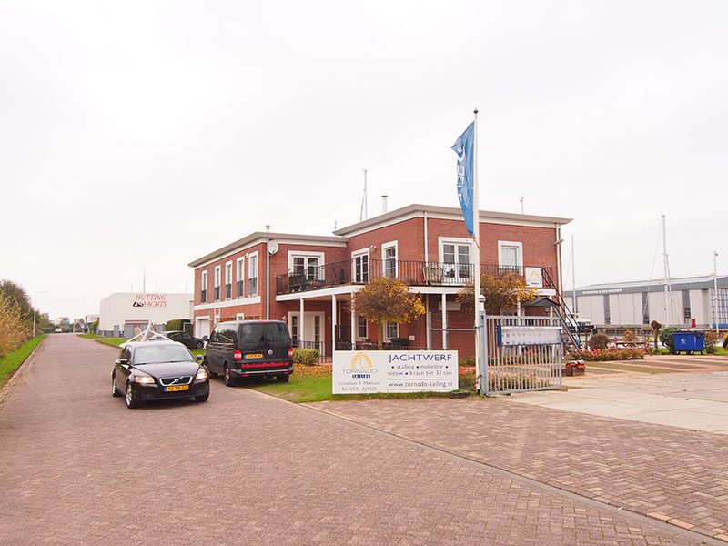 Jachtwerf en charterbasis en jachtmakelaardij Tornado Sailing aan de Stienplaat in Makkum.
