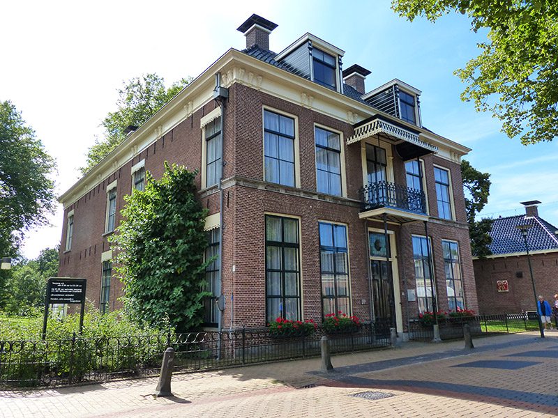 Jonkheer Jan Anne Lycklama à Nijeholt werd in 1835 eigenaar van het huis dat nu bekendstaat als het Lycklamahûs in Beetsterzwaag. Zowel achter als voor het huis werd een tuin aangelegd. Omdat de tuin aan de voorzijde — vanuit het huis gezien — aan de overkant van de hoofdstraat was gelegen, werd deze overtuin genoemd. Fotografie: Friesland Holland News.