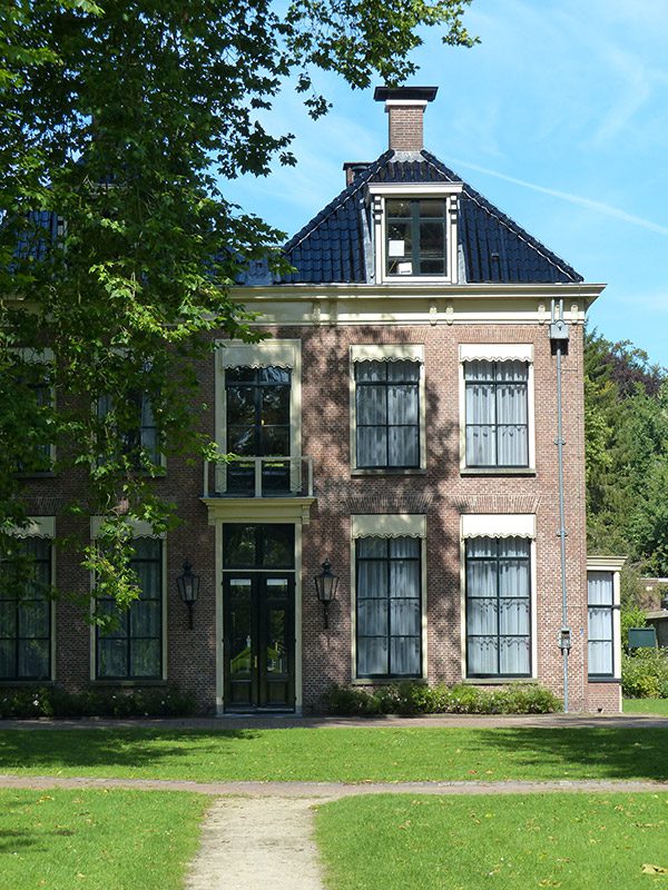 Jonkheer Jan Anne Lycklama à Nijeholt werd in 1835 eigenaar van het huis dat nu bekendstaat als het Lycklamahûs in Beetsterzwaag. Zowel achter als voor het huis werd een tuin aangelegd. Omdat de tuin aan de voorzijde — vanuit het huis gezien — aan de overkant van de hoofdstraat was gelegen, werd deze overtuin genoemd. Fotografie: Friesland Holland News.