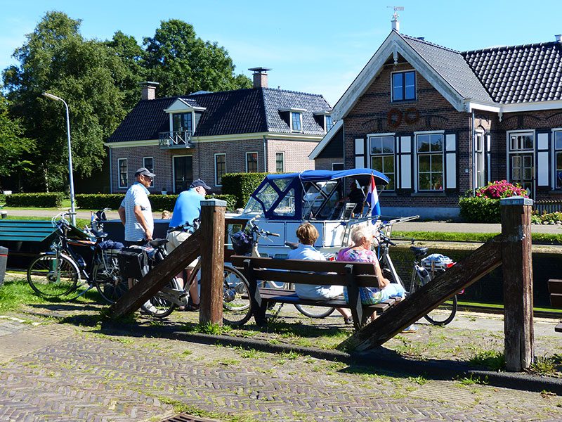 Fietsen langs de vaarroute. Fotografie: Jana Hendriks, Friesland Holland Nieuwsdienst.
