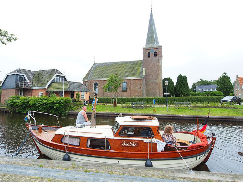 Nederlanders en Duitsers “warten” voor de brug in Warten ten zuiden van Leeuwarden, in 2018 de culturele hoofdstad van Europa.