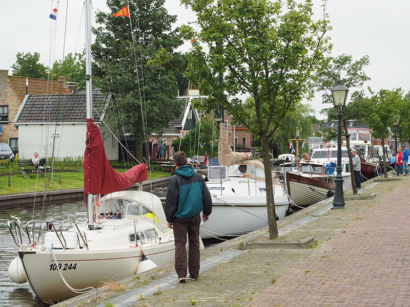 Nederlanders en Duitsers “warten” voor de brug in Warten ten zuiden van Leeuwarden, in 2018 de culturele hoofdstad van Europa.