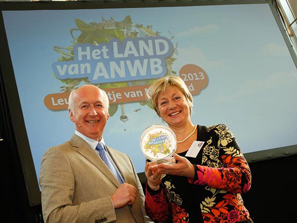 Guido van Woerkom overhandigt de prijs aan de directrice van het bezoekerscentrum, Hilda Boesjes-Beljon.