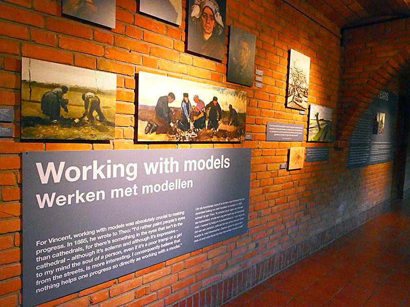 In de kruisgangen van het klooster in Drachten hangen 200 zeer secuur vervaardigde scans van Van Gogh’s werken die de oorspronkelijke kleuren weergeven. Fotografie: Albert Hendriks-Friesland Holland Nieuwsdienst.