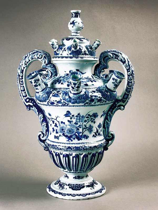 Bloemhouder van Delfts aardewerk Plateelbakkerij De Metaale Pot 1785-1790 aardewerk met tinglazuur.