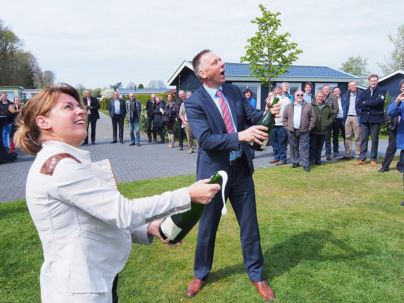 Bij het ontkurken van de champagneflessen op chaletpark De Vossenhoek in Rijs lijken gedeputeerde Jannewietske de Vries (PvdA) en wethouder Frans Veltman (CDA) een vogel uit de lucht te hebben “gekurkt”. 