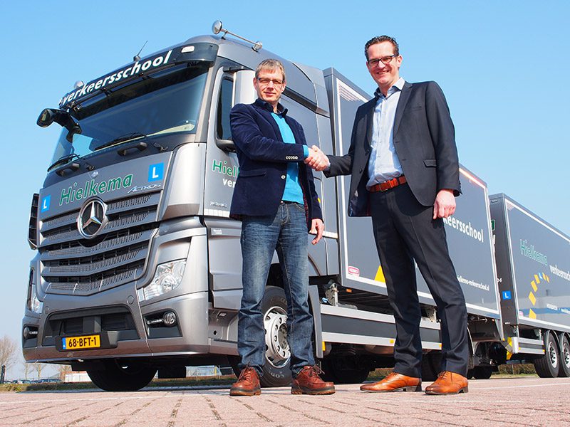Roberto Benschop van Wensink Trucks (rechts) maakte Koos Hielkema 19 maart 2015 blij met een nieuwe Mercedes-Benz Actros 1836 L.