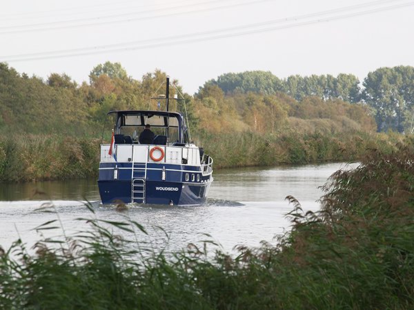 Varen door en genieten van een groene wereld: de Van Helomavaart in de route Friese meren–Overijsselse meren. Daar komt geen vrachtvaarder.