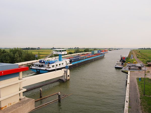 Link: dit vrachtschip heeft op de kop twee containers staan. Hierdoor wordt de dode hoek nog veel groter dan hij al is. Containerschepen zijn het grootste gevaar op het Prinses Margrietkanaal, de vrachtscheepvaartroute van Lemmer naar Stroobos op de grens van de provincies van Friesland en Groningen en vervolgens naar Delfzijl.