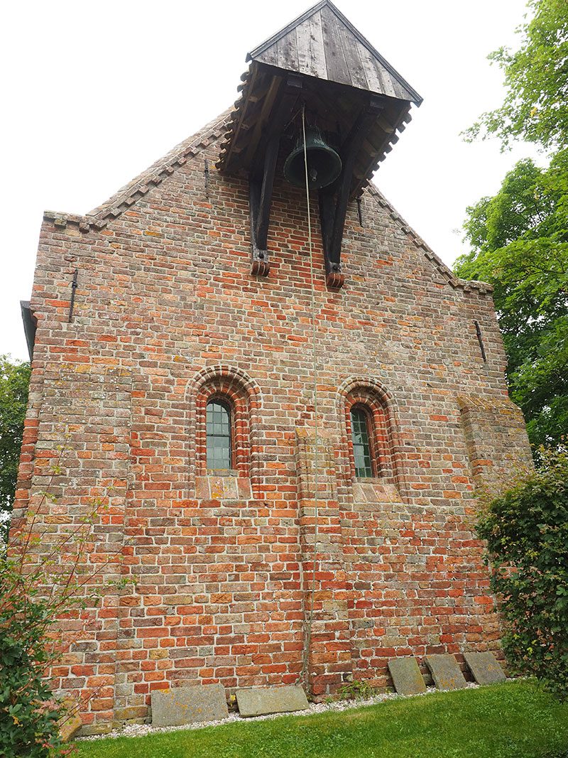 Op de terp van Jannum staat één van de oudste kerken van Nederland.