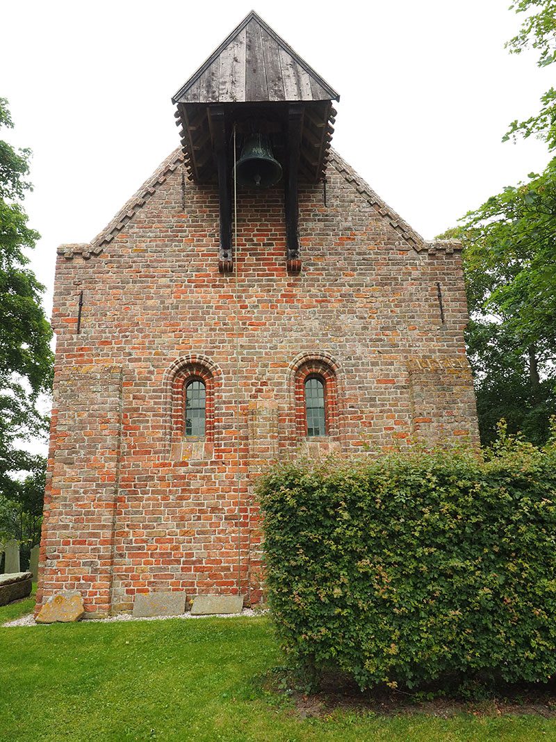 Op de terp van Jannum staat één van de oudste kerken van Nederland.