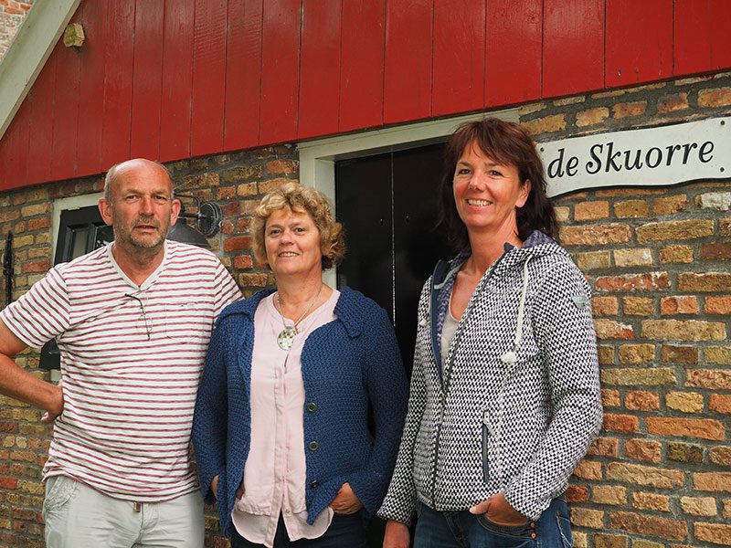 Aldert de Boer, gepensioneerd verzekeringsman, en zijn vrouw Anneke nemen 5 augustus 2016 de verhuur over van de Jannumer logementen van Jetty Tromp (rechts). Zij wordt de rechterhand van haar man, makelaar Hendrik Kingma in Stiens. 