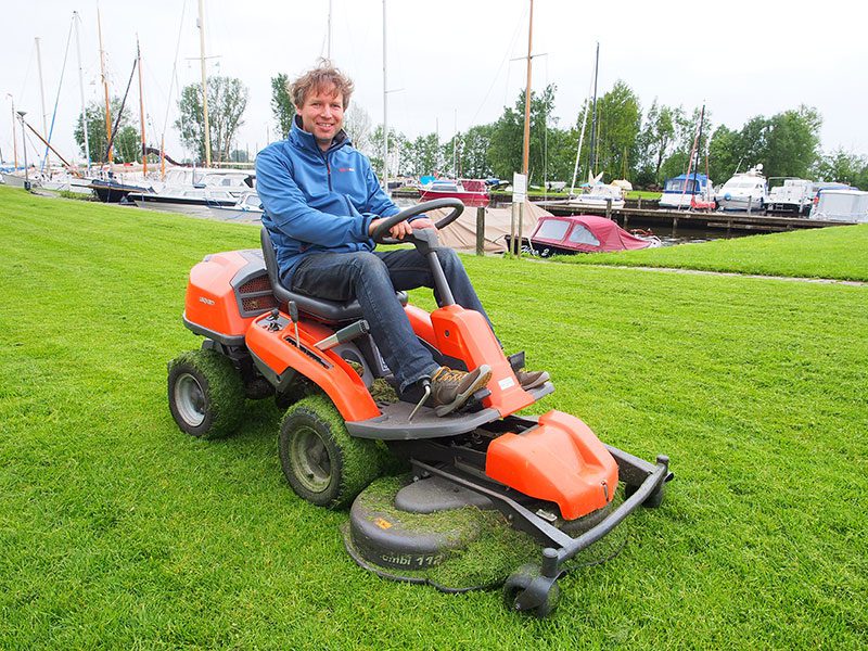 Niels Zuidam, de Friese Max Verstappen op het circuit De Koevoet. Niels is de techneut en de dagelijks aanwezige havenmeester en bedrijfsleider. Hij woont op het recreatiecomplex.