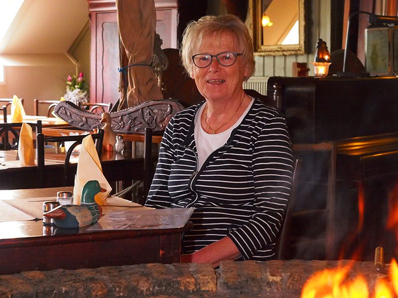  Last but not least: Agnes Galama, 76, sinds 1969 actief op De Koevoet, nu voornamelijk als boekhoudster. “Op de foto? Mijn kinderen runnen de zaak; zet die maar op de foto.”