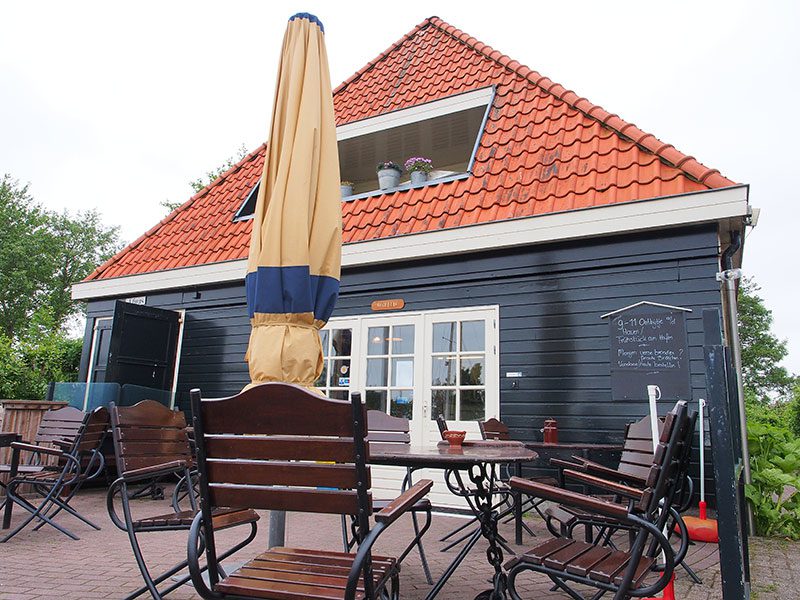 Het havencafé met terras is ook de receptie.