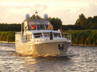 Varen door winters Friesland met vijfsterrenjacht