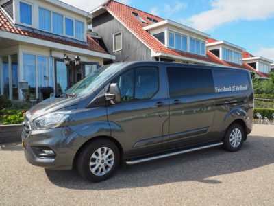 Veelzijdige hotel shuttle bus van Ford voor Friesland Holland Travel Service