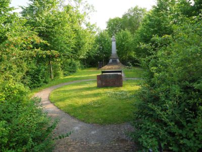 Verborgen bedevaartsoord in Friesland: Menno Simons-monument in Witmarsum