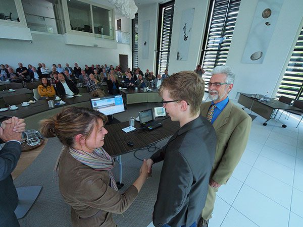 Gedeputeerde Jannewietske de Vries onthulde met bestuurslid Rob de Vink (rechts) en webbeheerder Martin van Kammen (midden) het Archeoweb. Dat gebeurde in de raadszaal van het gemeentehuis. Op de website komen publicaties over de archeologie in de Friese Wouden.