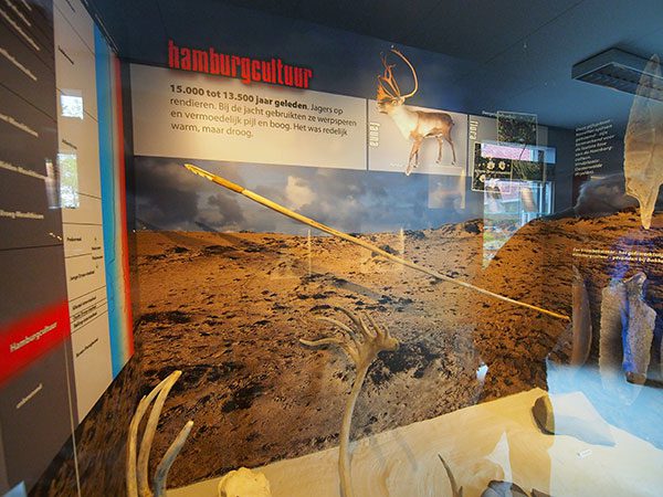 In de uitbreiding van het IJstijdenmuseum kijken bezoekers als het ware over de schouders van hun voorouders.