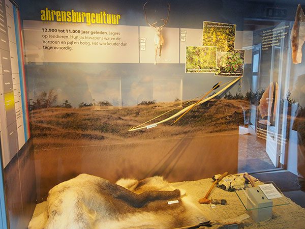 In de uitbreiding van het IJstijdenmuseum kijken bezoekers als het ware over de schouders van hun voorouders.