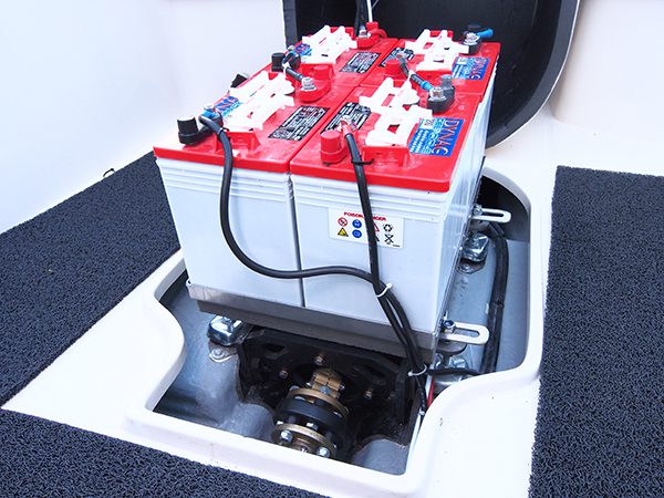 Een koppeling, schroefas, schroef en accu’s maken deel uit van het E-boat pakket van Strampel’s Water World Electronics. 