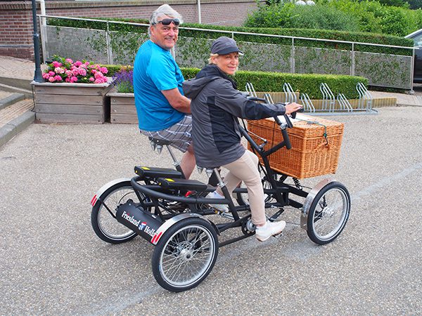 Daniël Brauwers en Belinda Aebi uit Temse (België) beginnen hun zevendaagse Elfstedentocht bij hotel Galamadammen in Koudum op de allereerste duo e-bike met een middenmotor en een dubbel accu.