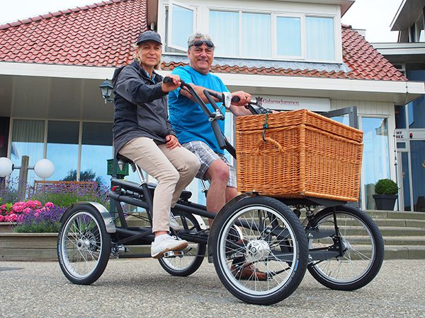 Daniël Brauwers en Belinda Aebi uit Temse (België) beginnen hun zevendaagse Elfstedentocht bij hotel Galamadammen in Koudum op de allereerste duo e-bike met een middenmotor en een dubbel accu.