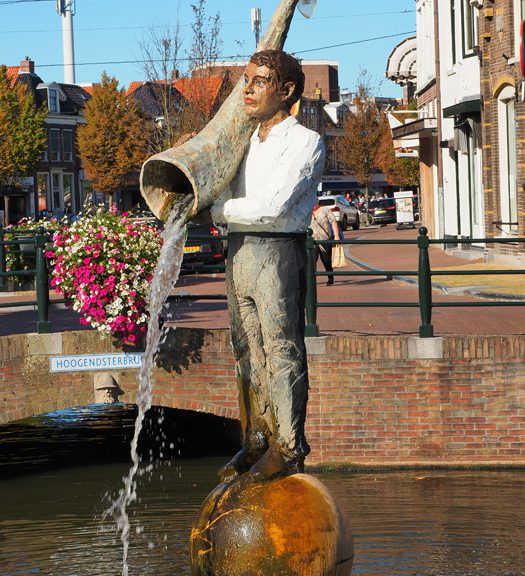 Vieze fontein van Stephan Balkenhol in Sneek wordt niet schoongemaakt