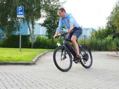 Vlaamse machinehandelaar in hoog tempo langs Friese Elfsteden op Zwitserse Stromer