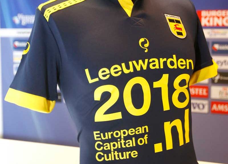Voetballers Cambuur spelen in shirts met CH 2018 logo van Heerenveen-fans!