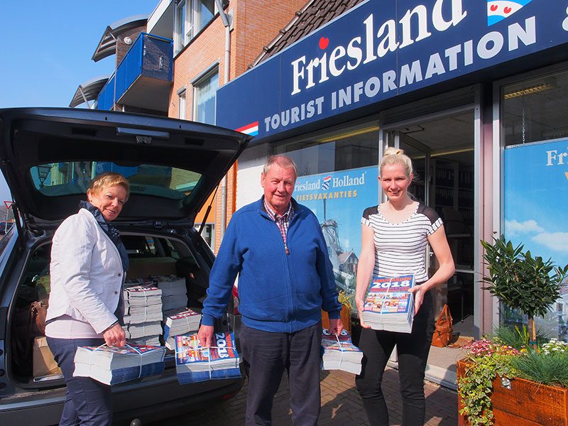 Het mede-organiserende echtpaar Wim en Ria Bouland uit het Ooststellingwerfse Fochteloo, hartstochtelijke fans en bezitters van oldtimers en klassiekers, haalde gisteren, 14 april 2016, dik 600 Leeuwarden 2018 magazines op bij het kantoor van Friesland Holland Tourist Information in Wolvega om ze in de deelnemerstassen te doen. Leeuwarden is in 2018 culturele hoofdstad van Europa en dat moet de hele wereld weten, vinden de Boulands. Het bureau voor toerisme heeft begin dit jaar als eerste een viertalig, overal gratis verkrijgbaar magazine en een viertalige website geproduceerd onder het motto van ‘Authentic Liwwadden’, het mooie en typische van Leeuwarden in de schijnwerpers.